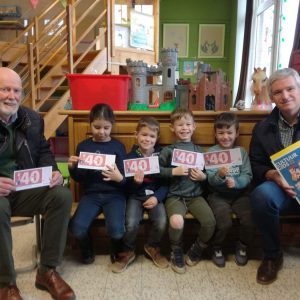 Davidsfonds Lommel schenkt boekenbonnen aan kleuterschool De Speling