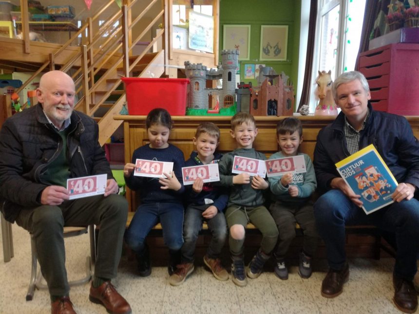Davidsfonds Lommel schenkt boekenbonnen aan kleuterschool De Speling